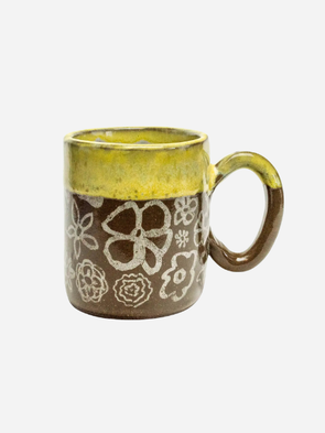 WHITE SQUIRREL CLAYWORKS: WHITE FLOWER WITH YELLOW DIP 12 OZ MUG