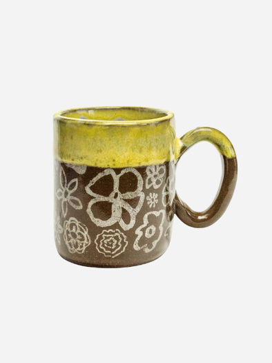 WHITE SQUIRREL CLAYWORKS: WHITE FLOWER WITH YELLOW DIP 12 OZ MUG