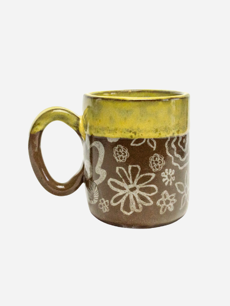 WHITE SQUIRREL CLAYWORKS: WHITE FLOWER WITH YELLOW DIP 12 OZ MUG