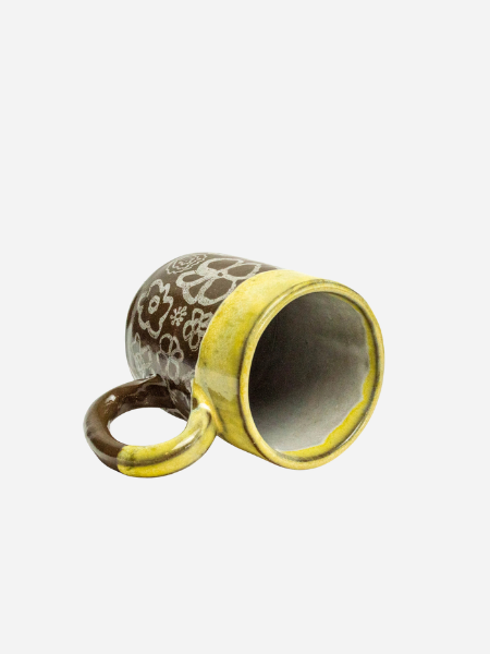 WHITE SQUIRREL CLAYWORKS: WHITE FLOWER WITH YELLOW DIP 12 OZ MUG