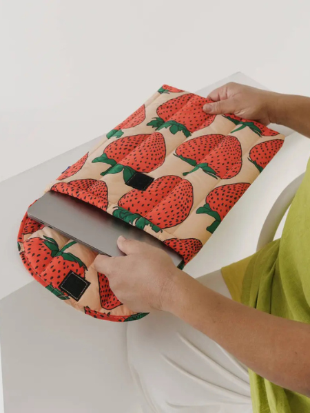 BAGGU Puffy Laptop Sleeve 16" 
*Size Reference*